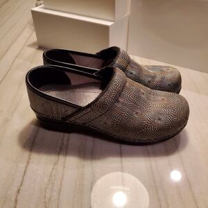 Dansko Multicolor Geometric Mosiac Clogs Womens Size 37 US 7